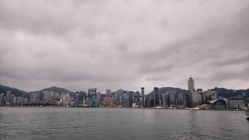 日間短暫時間有陽光及乾燥，最高氣溫約26度。黎志偉攝