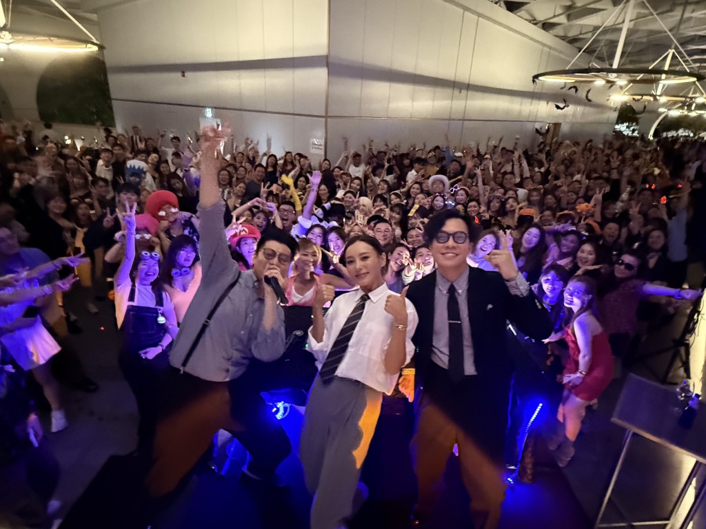 何珮瑜原來暗藏打碟技能。 何珮瑜原來暗藏打碟技能。