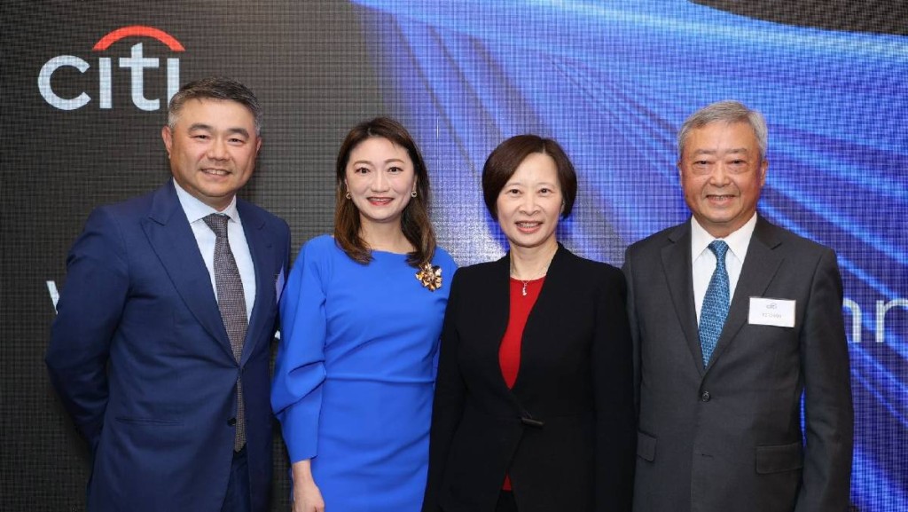 花旗香港近代四位掌舵人合影，左起為盧韋柏、辛葆璉、伍燕儀及陳子政。