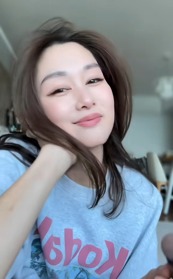 岑麗香這種堪比「微整形」的化妝術,讓不少網民驚嘆不已。 岑麗香這種堪比「微整形」的化妝術,讓不少網民驚嘆不已。