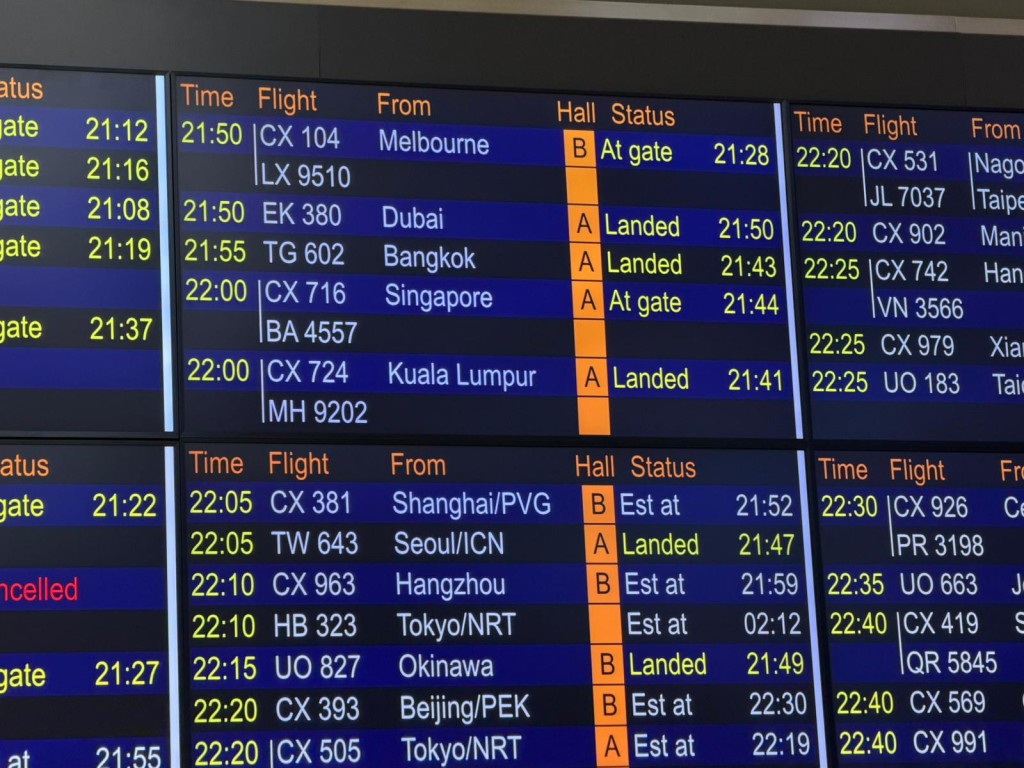 阿聯酋航空一架 A380客機於晚上9時半左右抵達飛機,成為戰後該地區首班恢復往返港的客運航班。 阿聯酋航空一架 A380客機於晚上9時半左右抵達飛機,成為戰後該地區首班恢復往返港的客運航班。