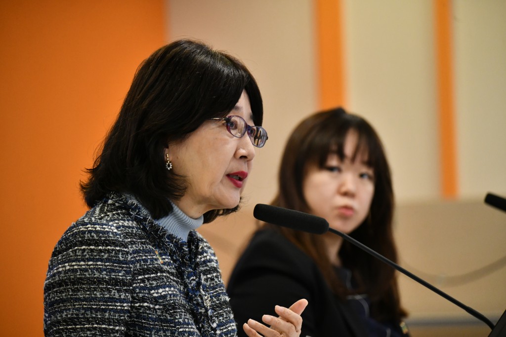 私隱專員鍾麗玲(左)強調,大部分現實世界的法律同樣適用於數碼世界。盧江球攝 私隱專員鍾麗玲(左)強調,大部分現實世界的法律同樣適用於數碼世界。盧江球攝