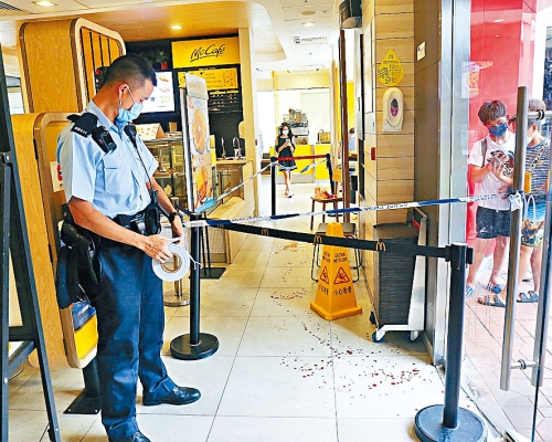 ■警方封鎖快餐店調查,地上血迹斑斑。