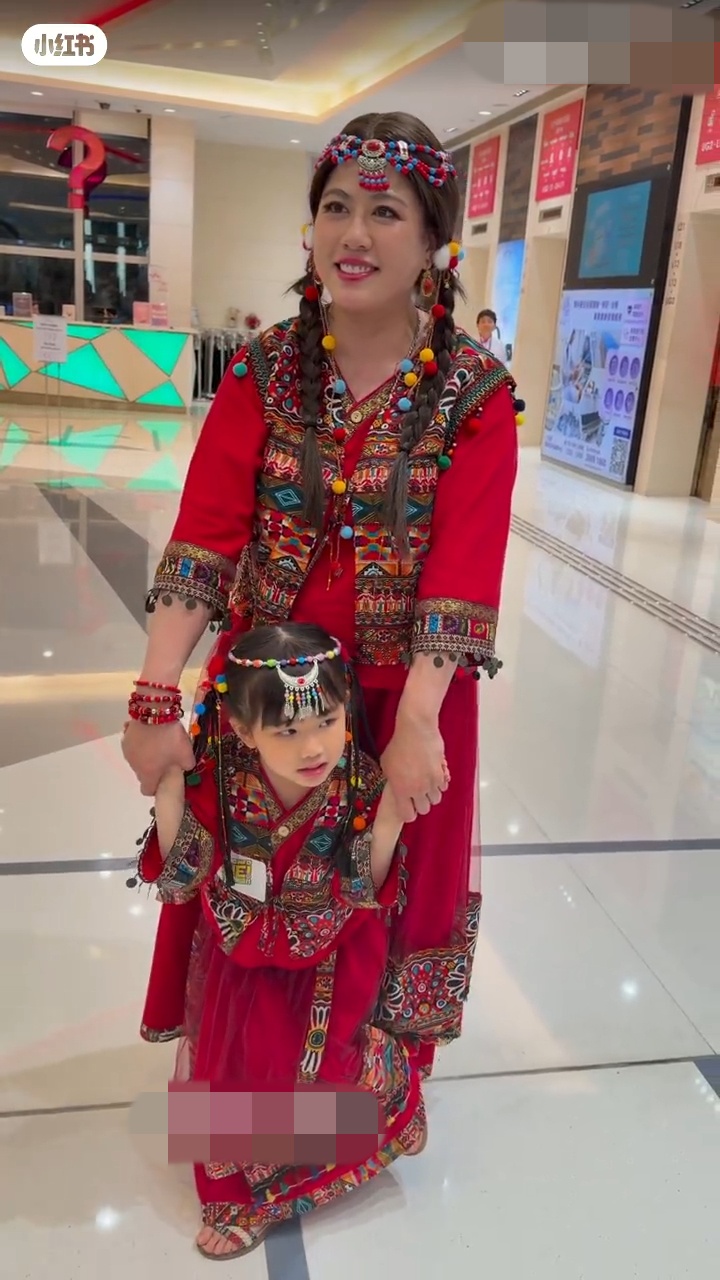 陳彥行女兒跟媽媽成個餅印,不折不扣是小美女。 陳彥行女兒跟媽媽成個餅印,不折不扣是小美女。