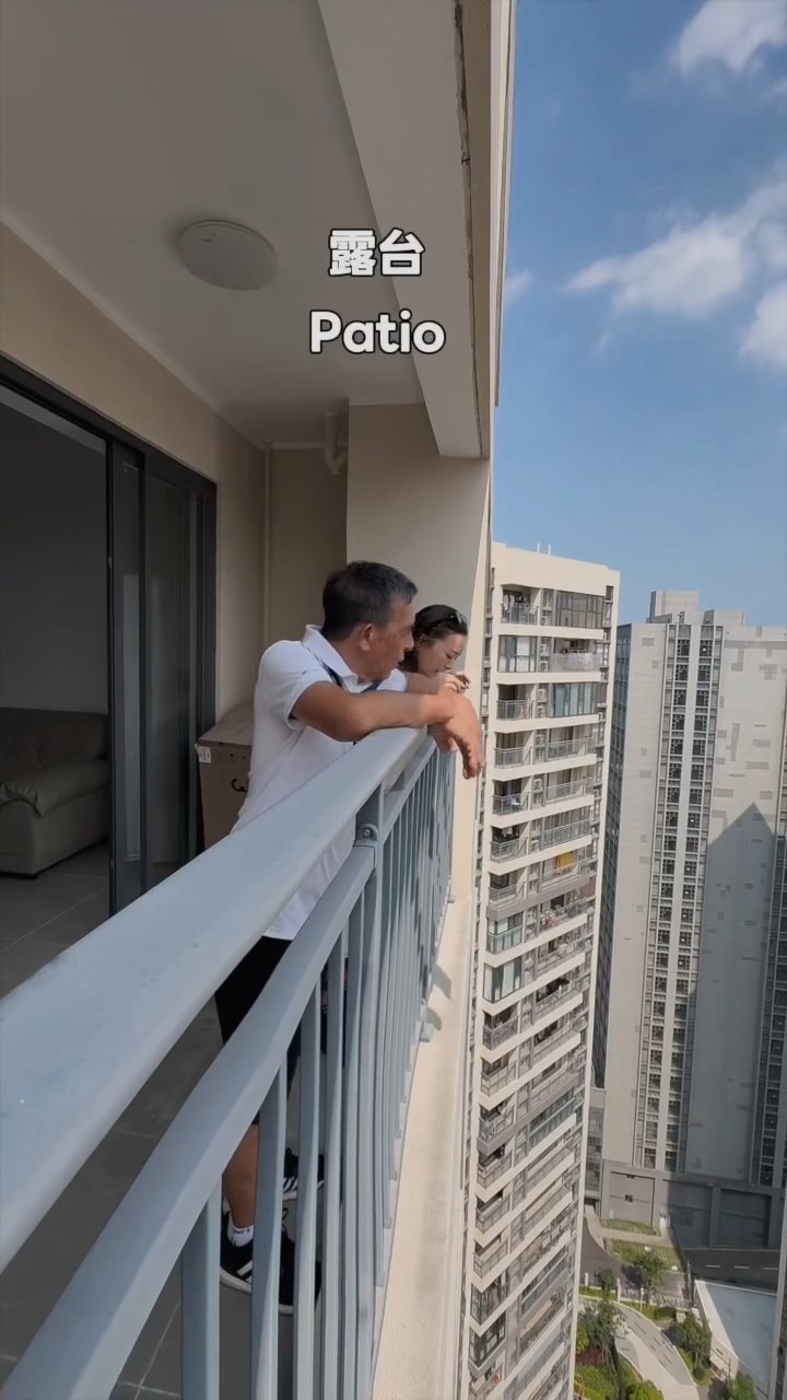 走出客廳有大露台，見到開揚景致。