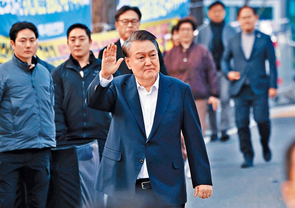南韓總統尹錫悅昨天獲釋後,在首爾拘留所外向支持者致意。