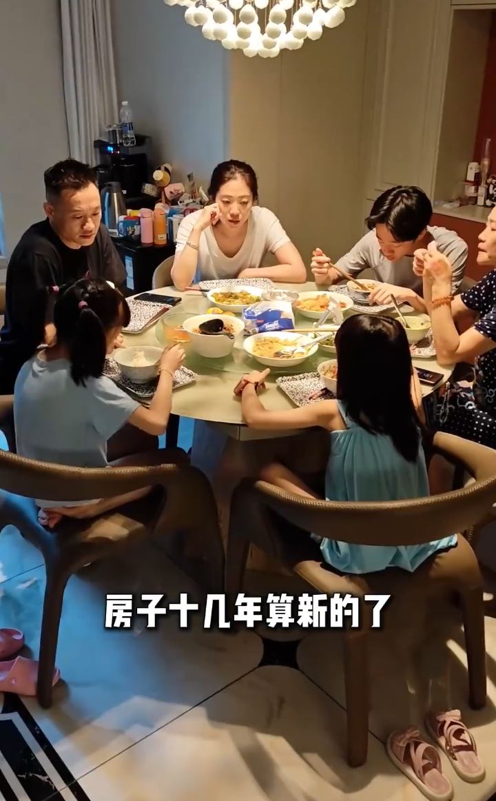 前奥运体操金牌得主杨威拍片抱怨香港楼宇面积细租金贵，引起热议。抖音