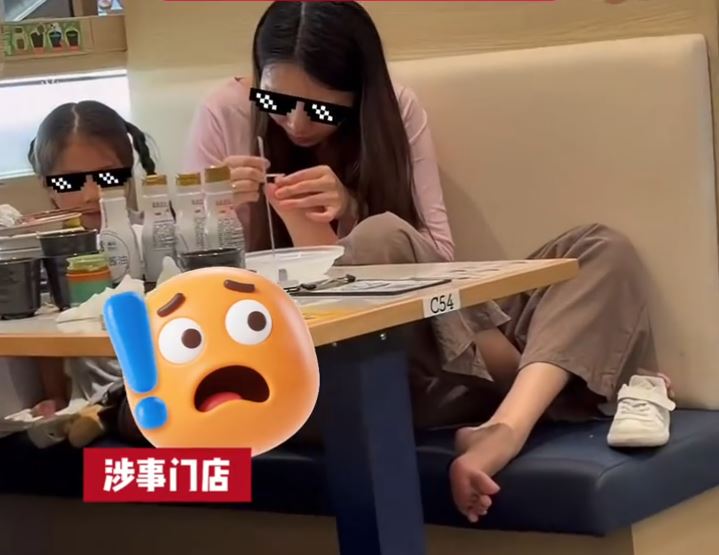 女子在壽司店的餐桌上為女童銼趾甲，行為令人噁心。