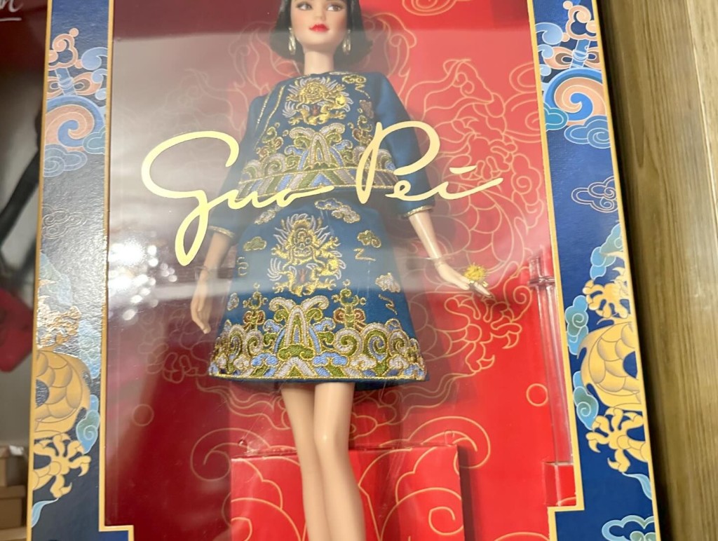 顾纪筠收藏2023年农历新年版本Barbie，炒价约900元。