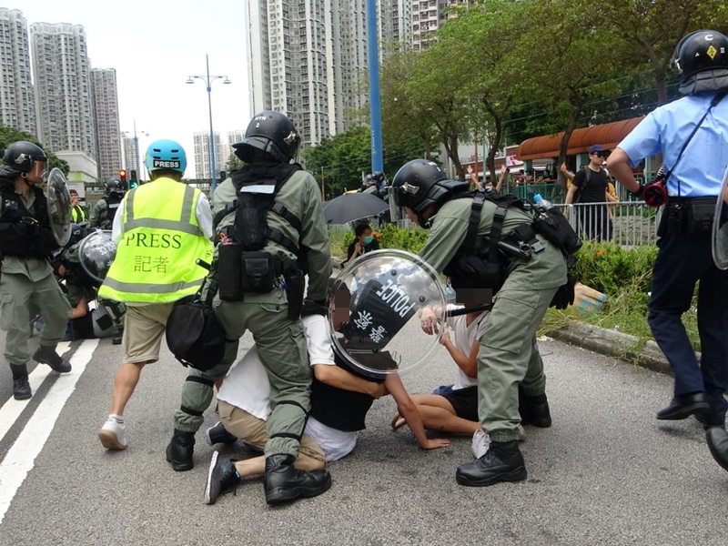 防暴警制服多人。