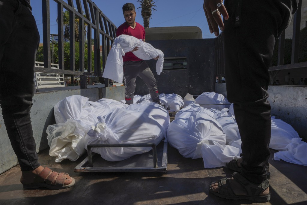 加沙医院外堆满白布覆盖的尸体。美联社