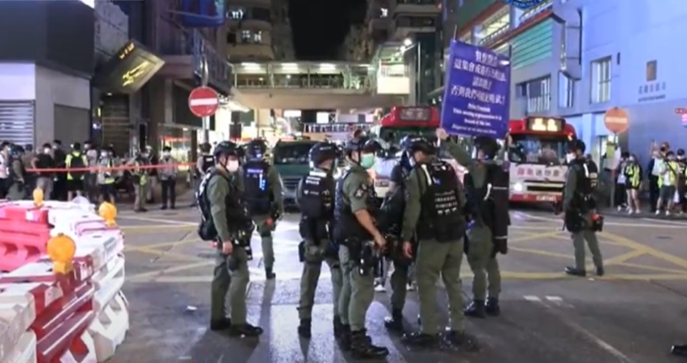 警方展示藍旗。警方FB截圖