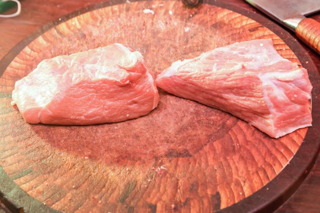 圖左的肉是隔夜雪過的肉，圖右是即日新鮮屠宰的豬肉。