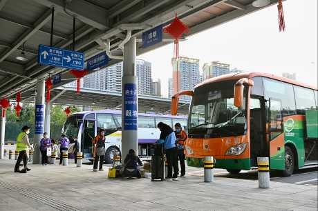 直通巴公司開設直達體育園的專線,吸引不少內地旅客訪港。 直通巴公司開設直達體育園的專線,吸引不少內地旅客訪港。