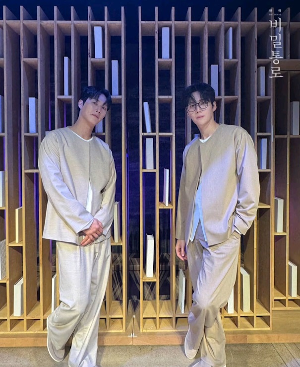 金宣虎與李時亨合演舞台劇《秘密通道》。