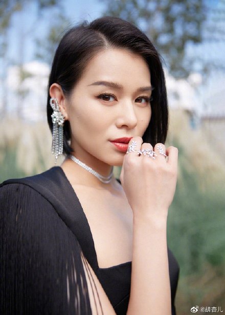 杏兒這身打扮行頭十足。