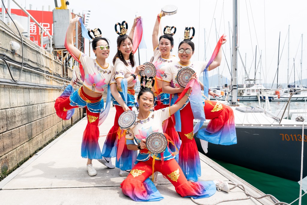 数支中国香港帆船代表队富特色的打扮分别有渔民、敦煌女性造型以及乡村姑娘，众人一同在维港作赛。公关图片