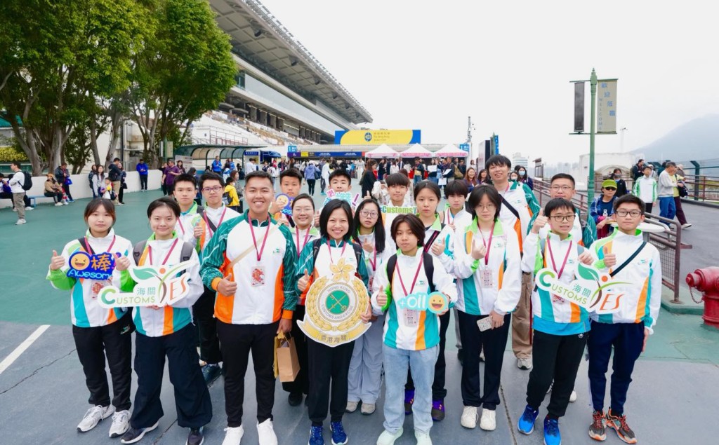 多名Customs YES会员昨日参加“保良局慈善步行”，由沙田马场沿城门河一路步行，最终抵达沙田公园。香港海关FB图片
