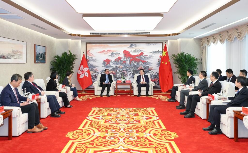 夏寶龍在北京會見政務司司長陳國基一行。港澳辦