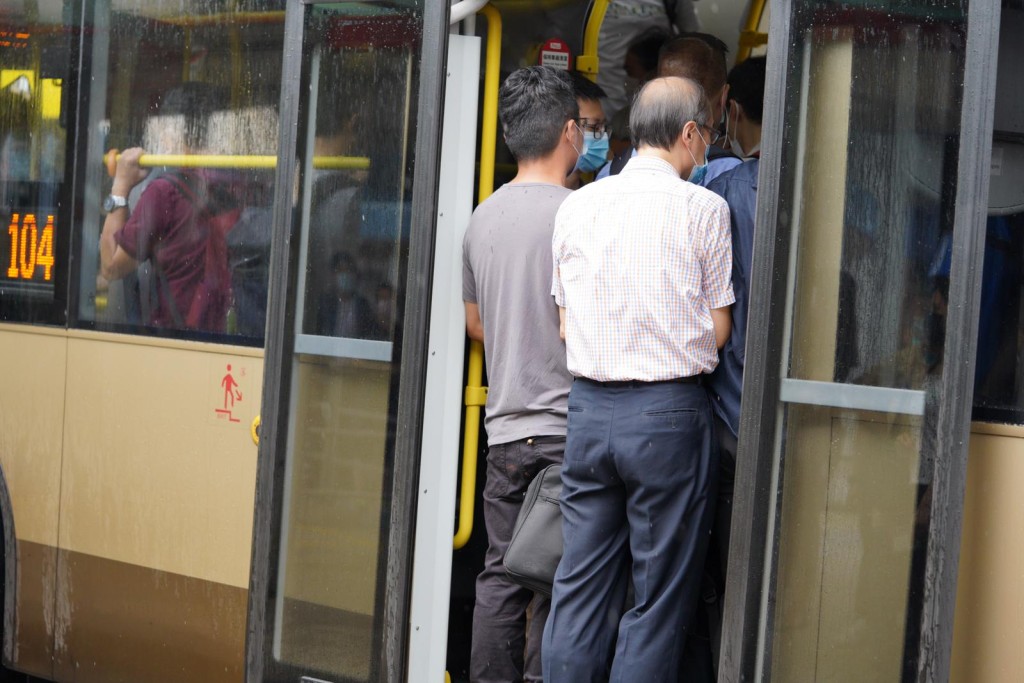 巴士逼爆乘客。