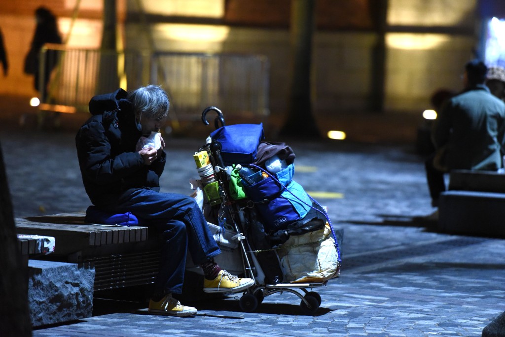 香港越来越多女性无家者露宿街头。(资料图片)