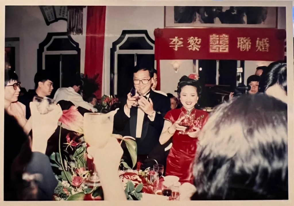 1990年，查小欣与前电台主持人李学斌结婚。