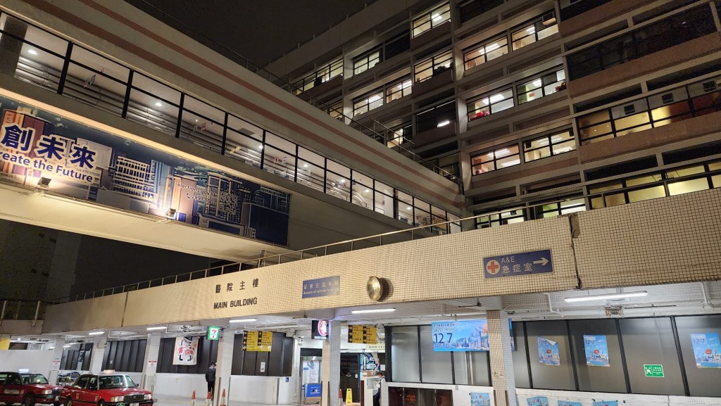 受傷警員被送往瑪嘉烈醫院搶救及接受腦部手術,經手術後現正留醫,情況危殆。黎志偉攝 受傷警員被送往瑪嘉烈醫院搶救及接受腦部手術,經手術後現正留醫,情況危殆。黎志偉攝