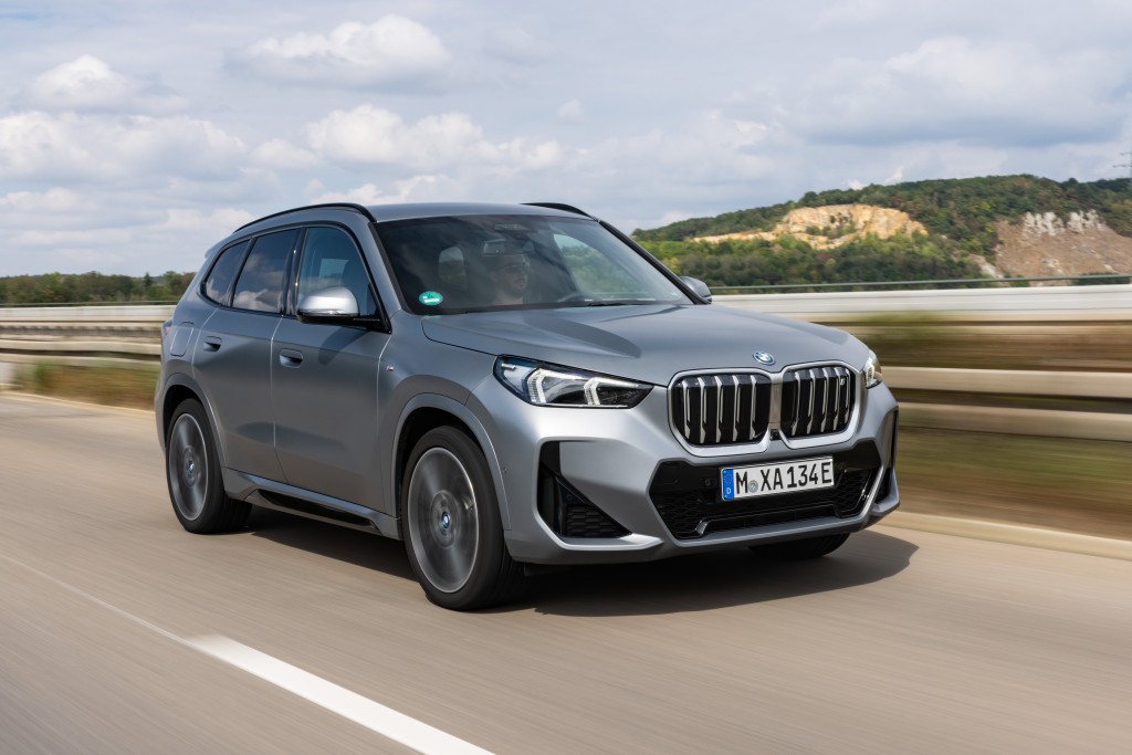 ●宝马iX1 xDrive30搭载64.7kWh锂电及双马达四驱，续航力438km，「一换一」意向价约$440,000起，即日起接受预购。