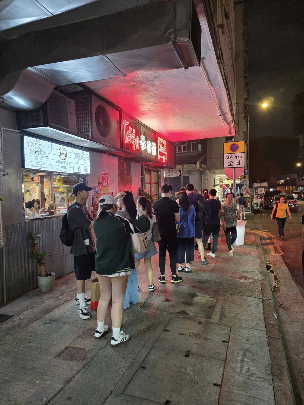 不少网民分享人龙照，形容「日又多人、夜又多人。」因餐厅不设订位，更有食客要排足75分钟才入座，人山人海的情况绝对是逆市奇观。（图片来源：全港店铺消息(开张/执笠)新关注组☠️🏦🥜 (店铺/ 餐厅/ 零售/ 商场/ 小店/ 大集团/ 实体经济)）