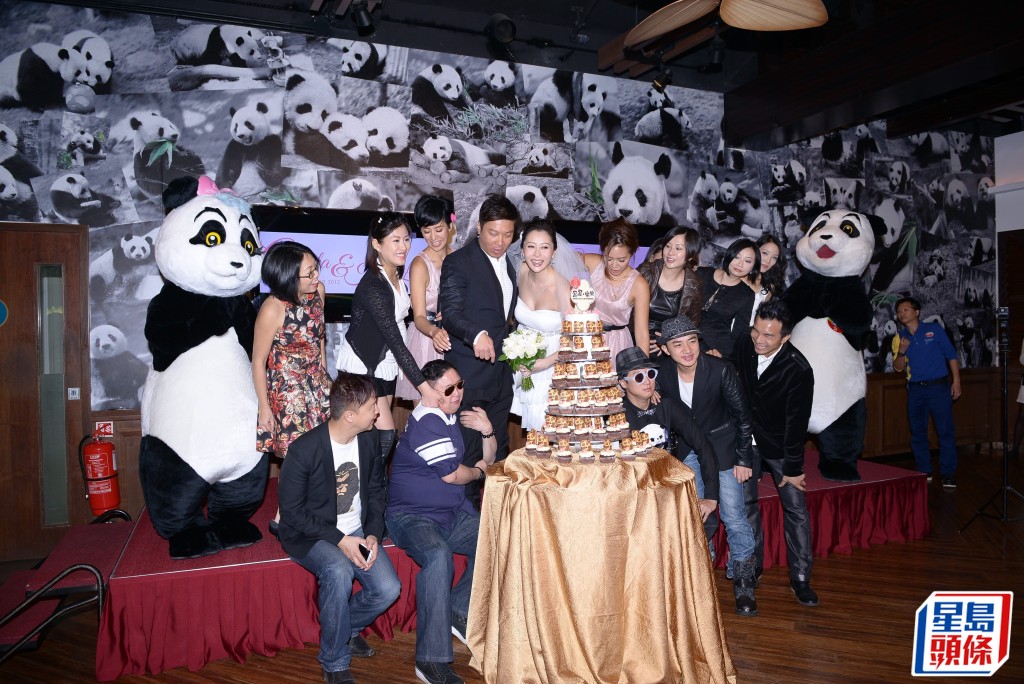 由于汤盈盈钱嘉乐的名字与海洋公园的大熊猫「乐乐」及「盈盈」同名，所以当年在海洋公园熊猫馆举行婚礼，在「盈盈」见证下签名注册，成为全港首对在熊猫馆结婚的新人。
