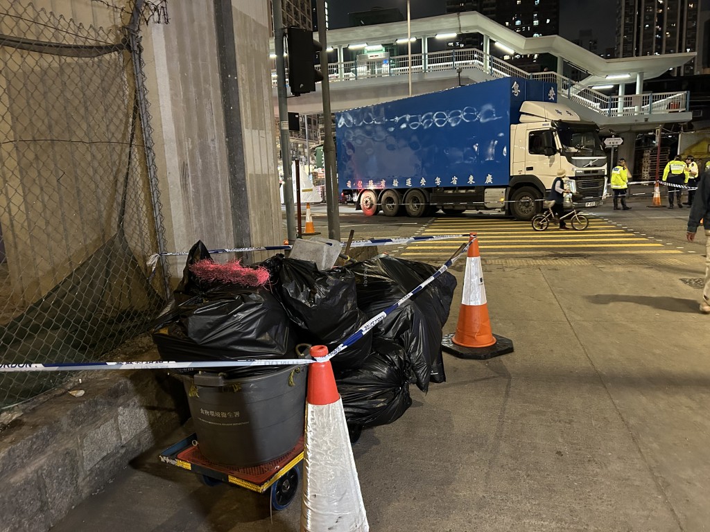 現場遺下一架手推車。