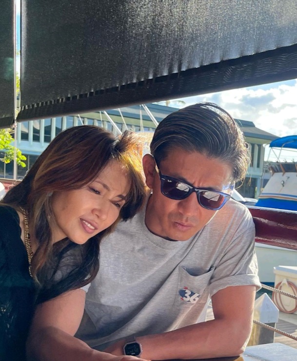 好老公木村拓哉亦好識做，一早準備好鮮花冧老婆。