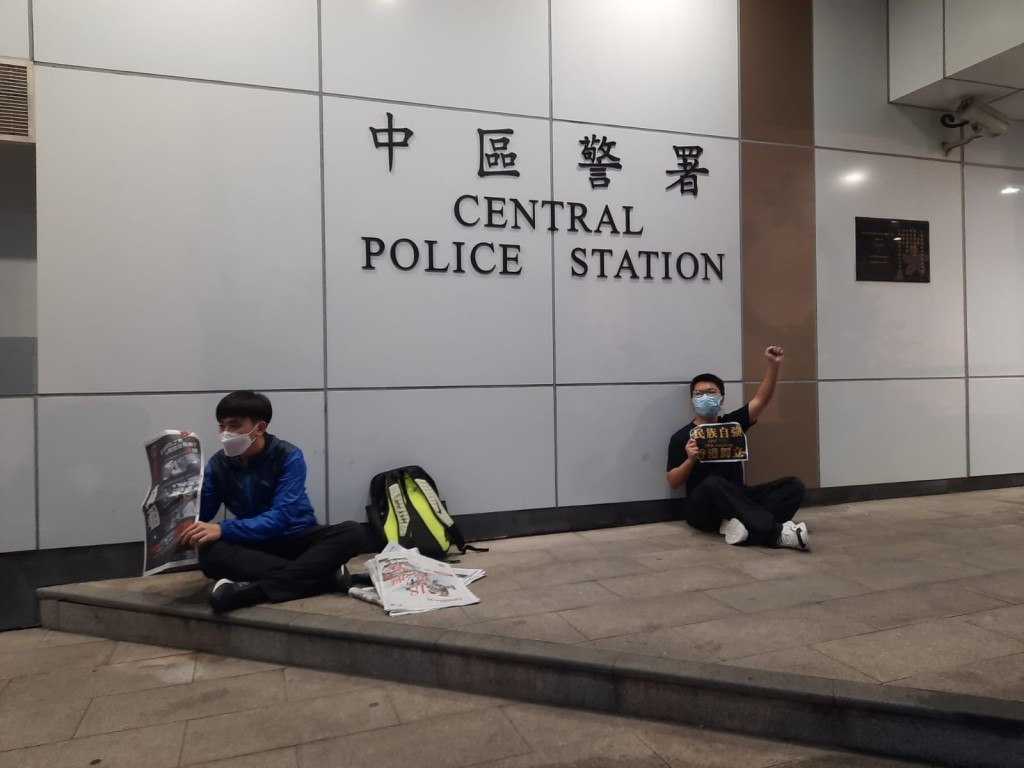 中區警署外2人聲援鍾翰林被驅趕。