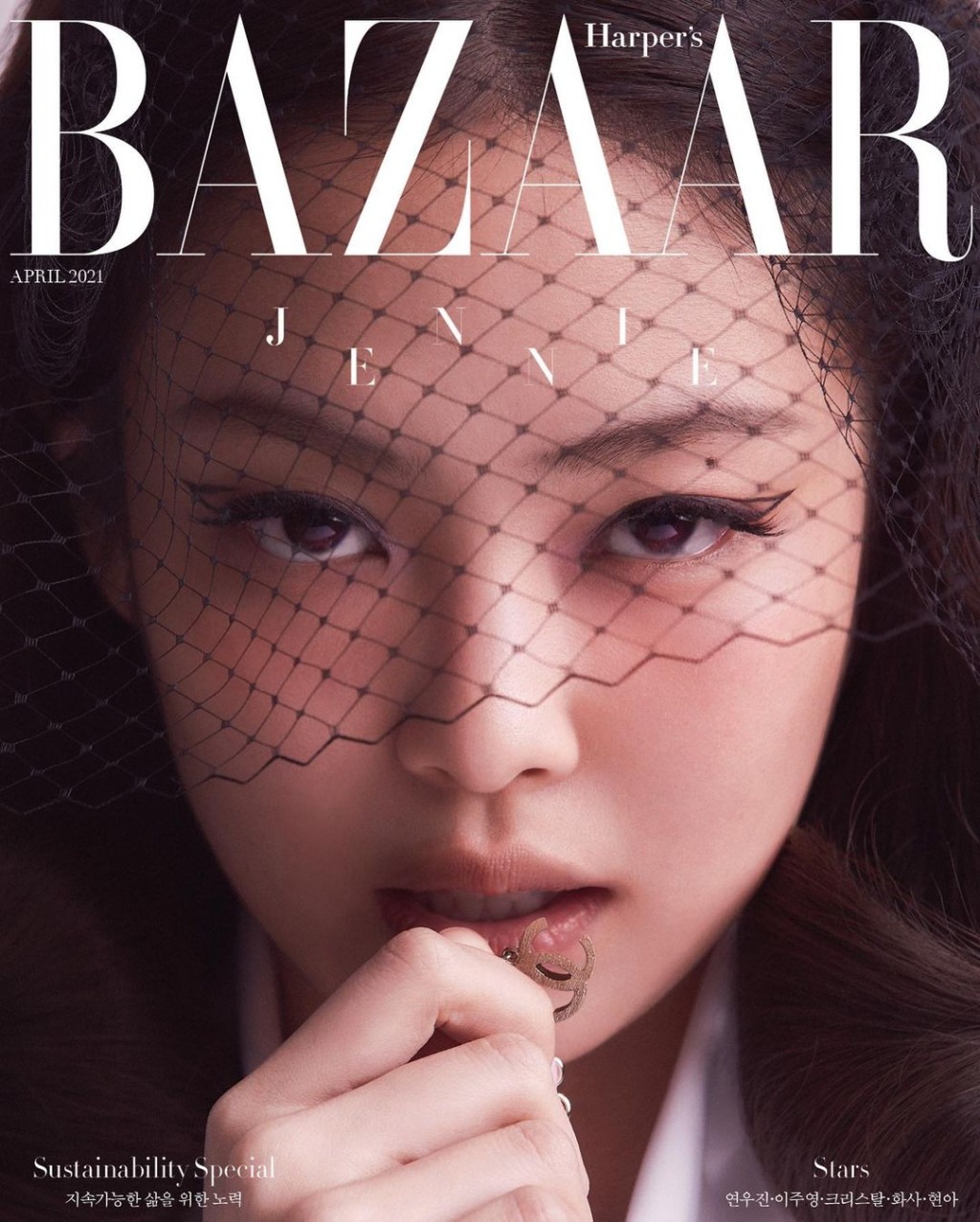 Jennie呢個Look靚得嚟又有神秘感。（相片提供：《BAZAAR》）