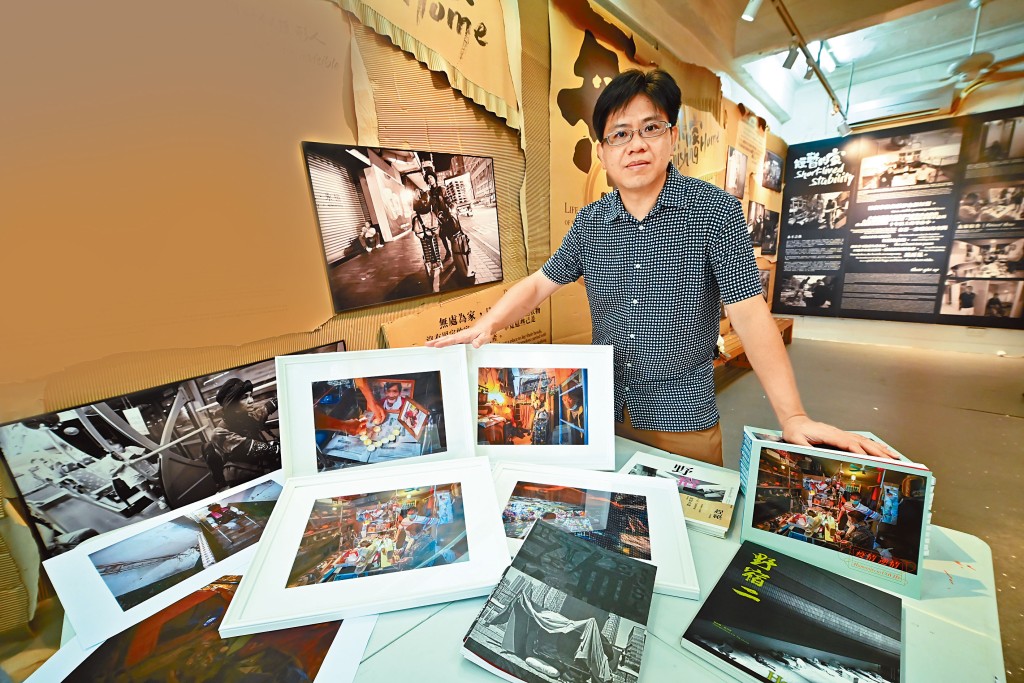 资深摄影师雷日升于二十多年前已利用公馀时间，为香港社区组织协会拍摄露宿者的生活实况。