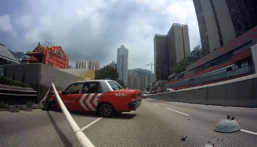 燈柱應聲折斷。fb：車cam L（香港群組）