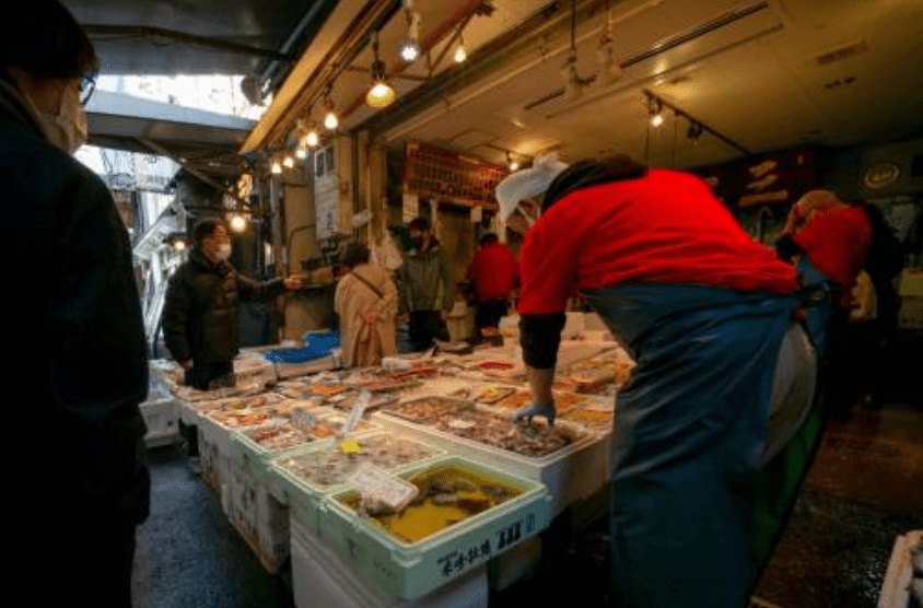 管理方坦言，市場原為專業食材批發中心，卻因觀光客暴增淪為「過度觀光」重災區，部分老顧客甚至因此流失。法新社