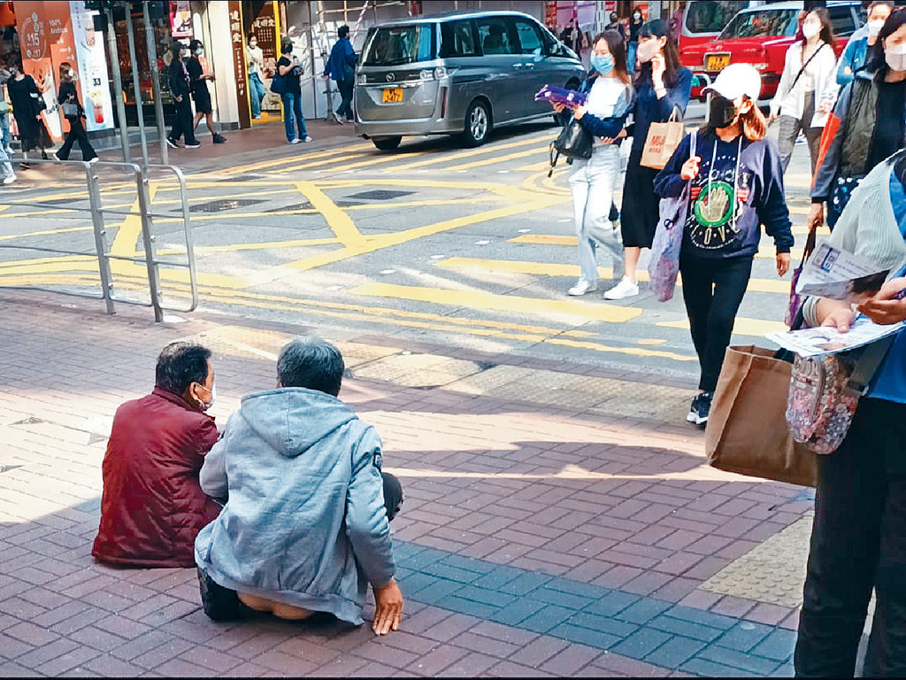 ■乞丐掃之不盡,旺角有「乞丐」行孖咇。 ■乞丐掃之不盡,旺角有「乞丐」行孖咇。