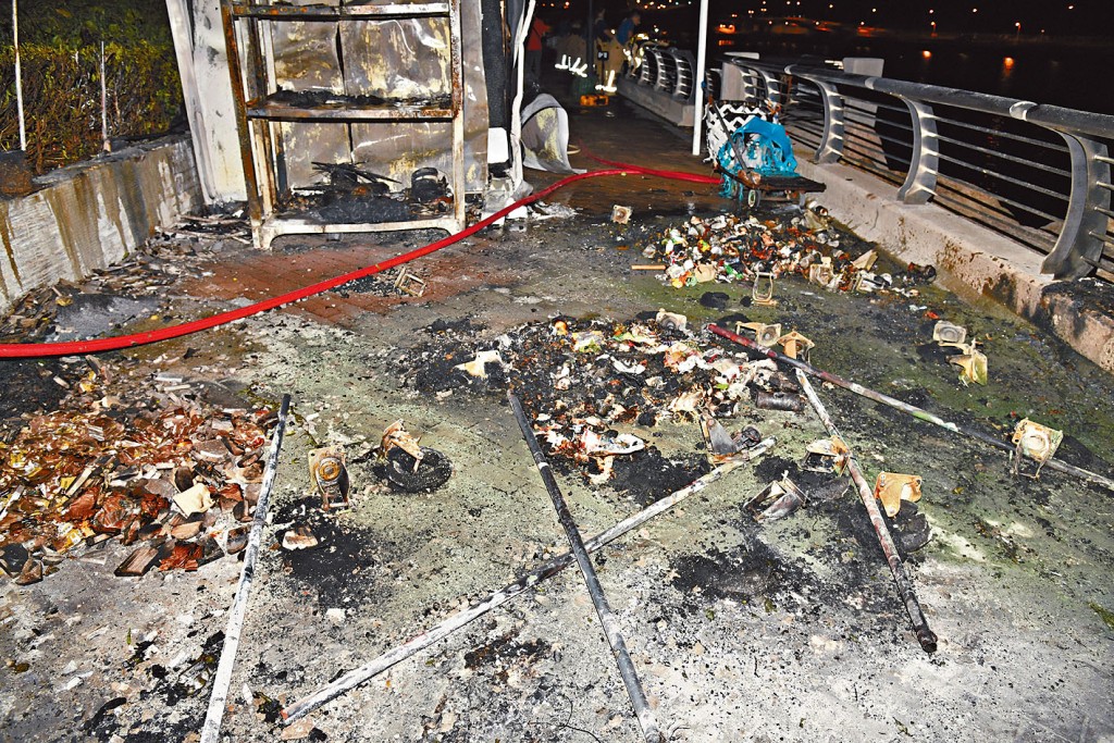 海滨花园屋苑Monterey对开有垃圾桶起火，波及康文署临时办公室。