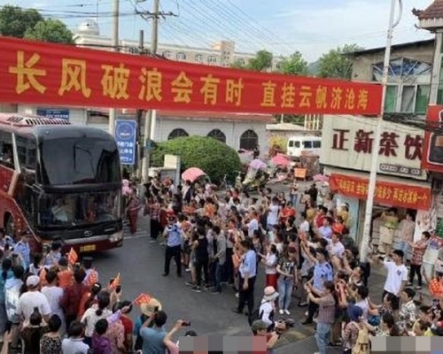 毛坦廠中學今早再以旅遊巴接載考生前往考場。網圖
