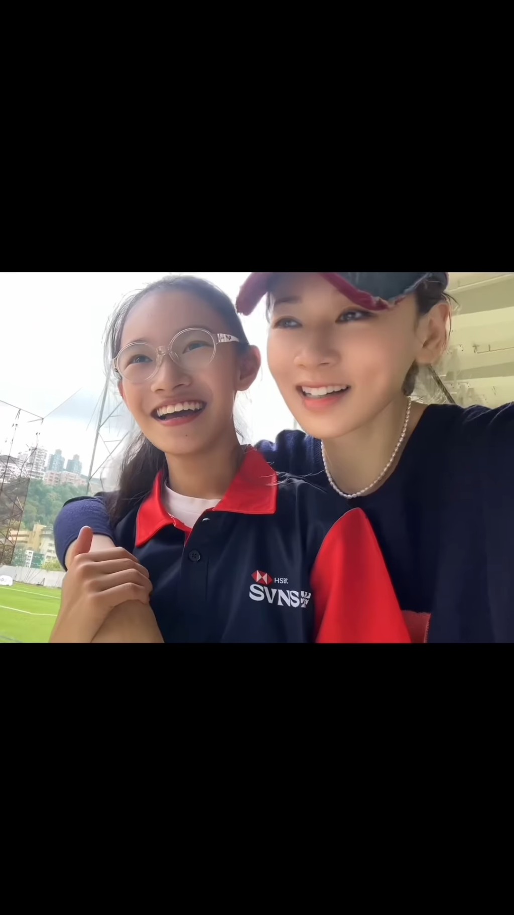楊卓穎除了一副眼鏡外,其餘五官和楊思琦一模一樣,只是身形比較瘦削,相信長大後也會像媽咪一樣擁有Fit爆身形。 楊卓穎除了一副眼鏡外,其餘五官和楊思琦一模一樣,只是身形比較瘦削,相信長大後也會像媽咪一樣擁有Fit爆身形。