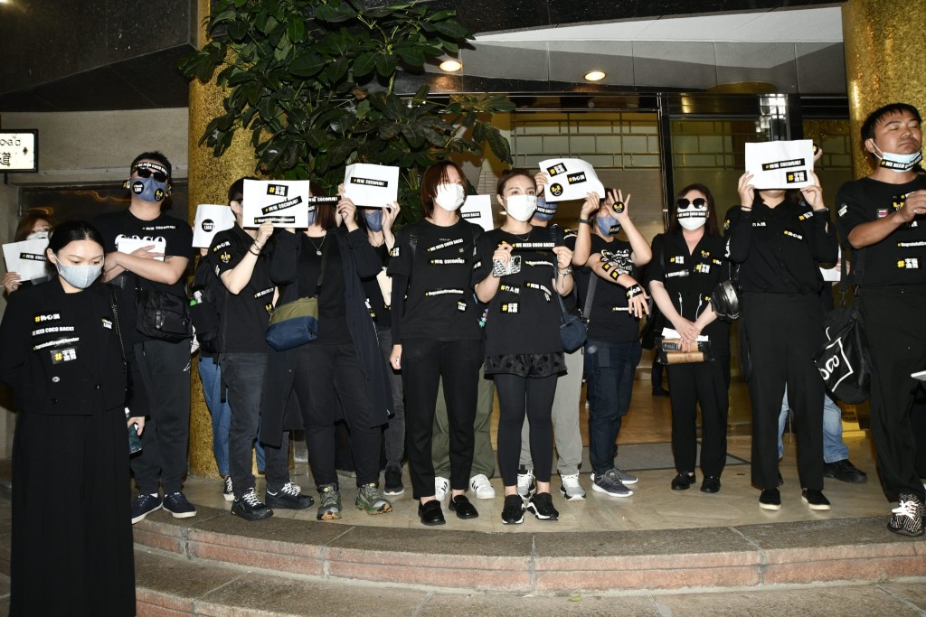 李玟Fans晚上在殯儀館門外舉起A4紙。
