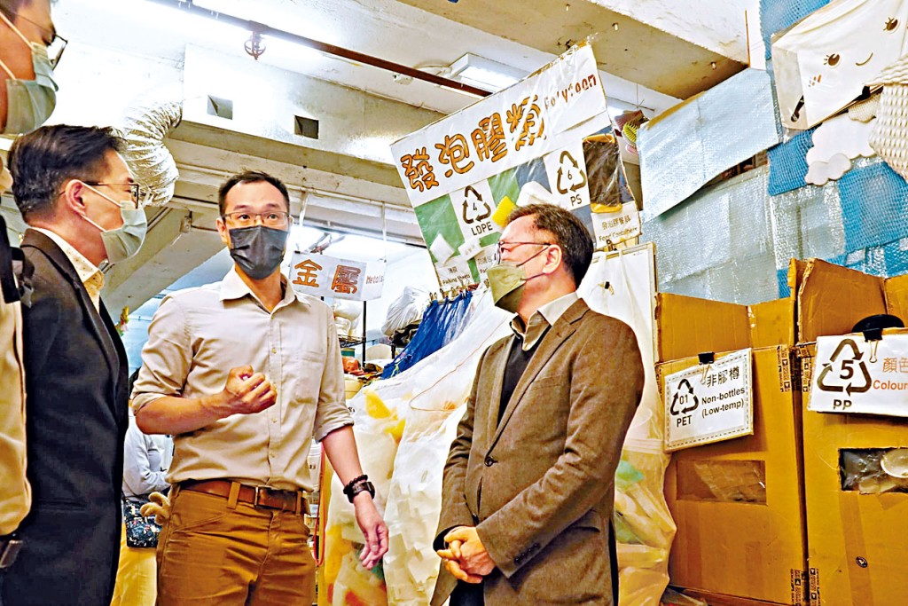「環境及自然保育基金」多年來資助了不少保育活動。圖為鄭錦鐘(圖右)去年10月上任後,了解基金的項目。