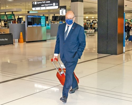 ■法國駐澳洲大使泰博昨日抵達雪梨機場，準備登機回國。
