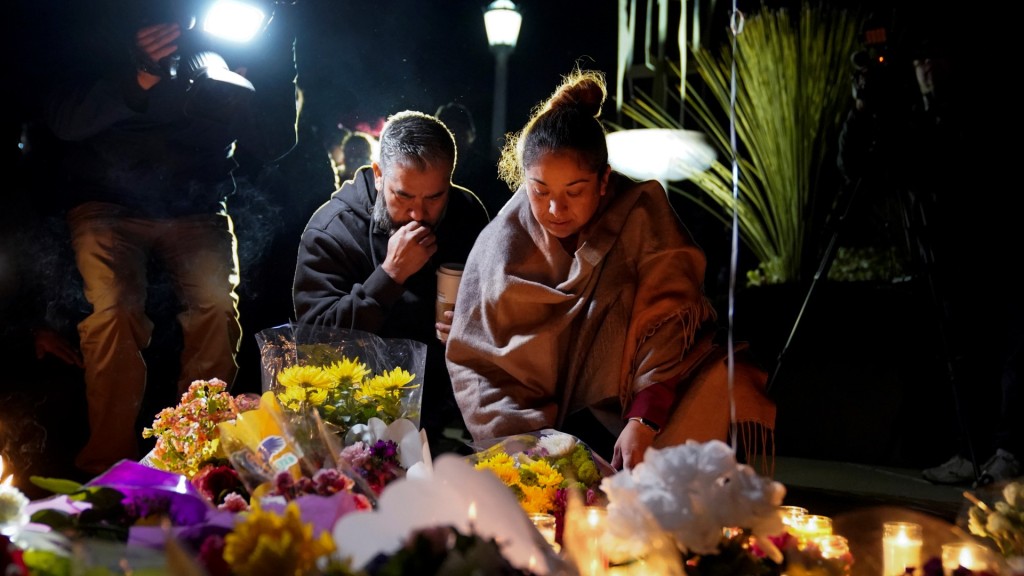 加州舞厅枪击案发后，民众周一陆续到现场献花致哀。 美联社