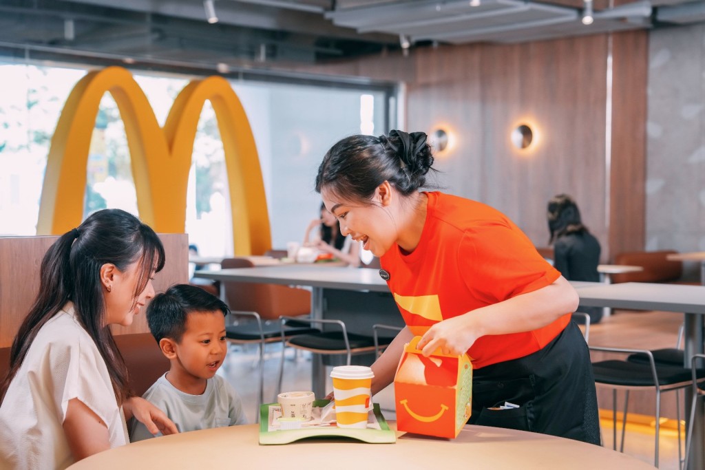 堂食顧客亦可享受 送餐服務。 堂食顧客亦可享受 送餐服務。