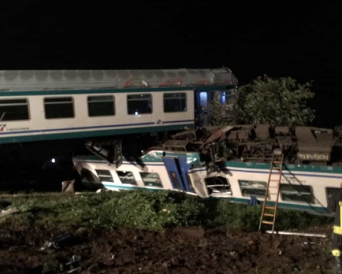 意大利一列火车，行经北部城市杜林郊外时，不慎与货柜车相撞，造成2人死亡、18人受伤。AP
