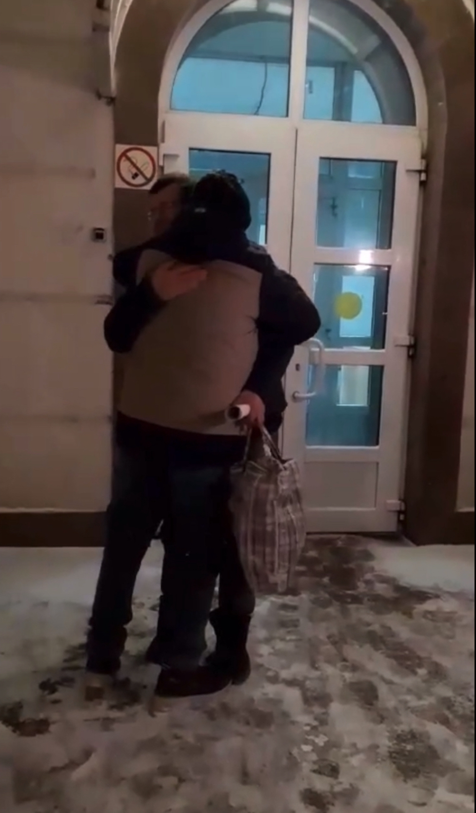 茨維特科夫（Alexander Tsvetkov）獲釋，親友迎接並送上擁抱。 facebook