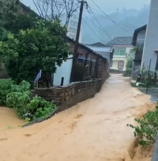 湖南衡陽有山泥傾瀉，將農家樂民宿推倒已造成12人遇難。