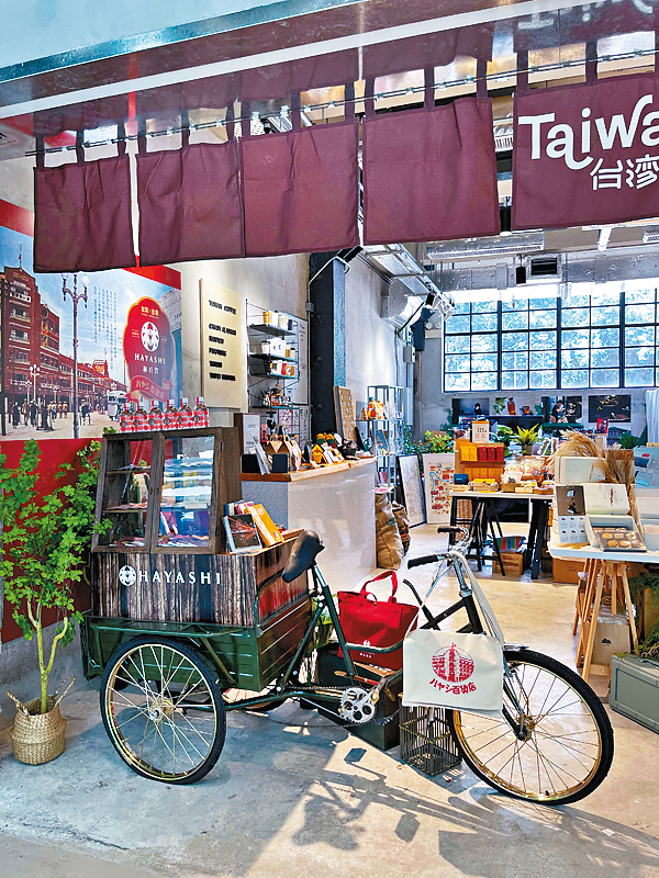●在市集內可找到台南林百貨的特色裝飾專區。